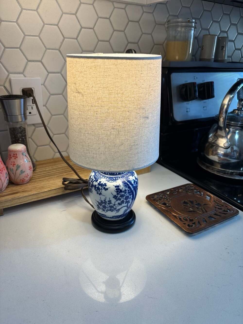 Small Blue and White Chinoiserie Ginger Jar Ceramic Accent Table Lamp with Linen